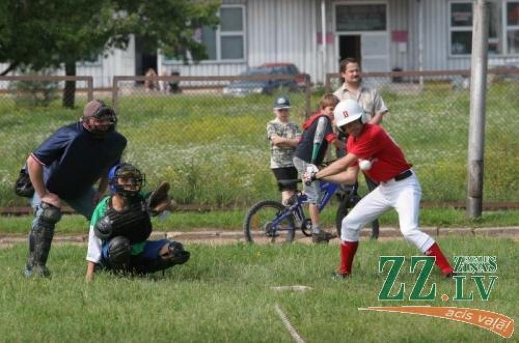 Sitienam atvēzējies «Diamonds» spēlētājs.
Autors: Krišjānis Grantiņš.