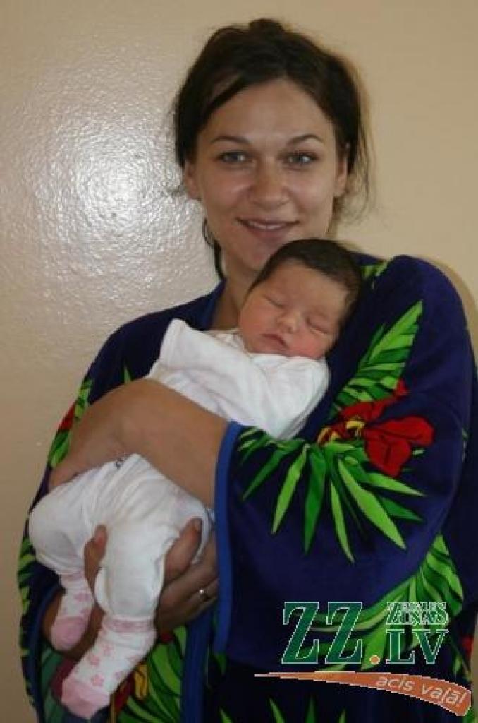 Zanda Zariņa ar meitiņu Leinu.