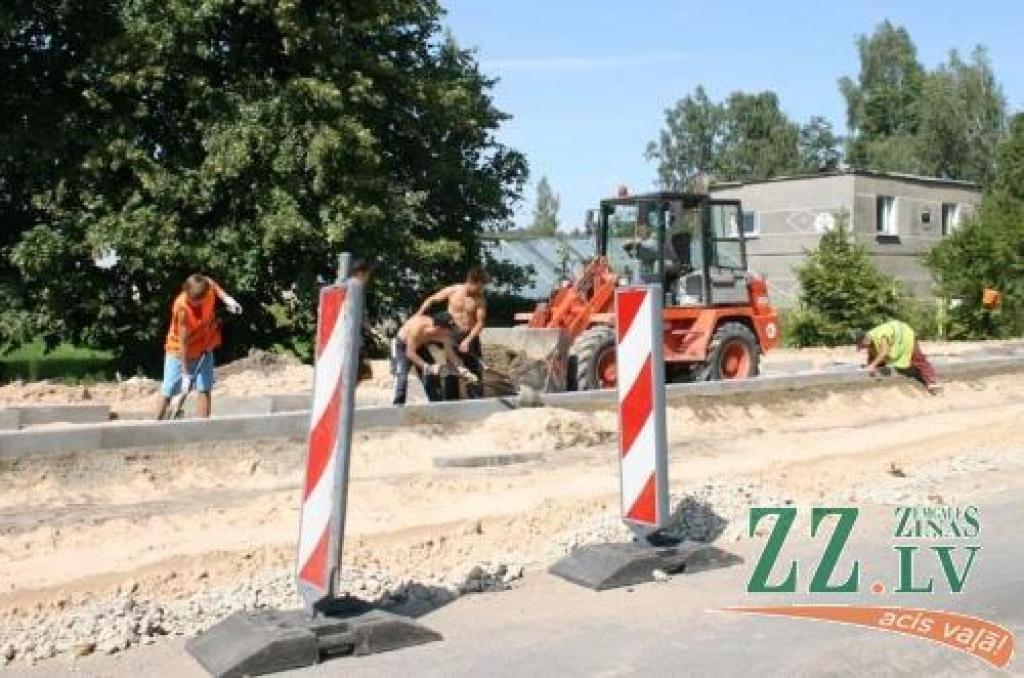 Rīgas ielā uz Ozolnieku pusi turpinās rakšanas darbi, kas nepieciešami pazemes komunikāciju izbūvei un velosipēdistu celiņa izveidei. Nereti strādājošie objektā turpina rosīties arī pēc darba laika beigām.