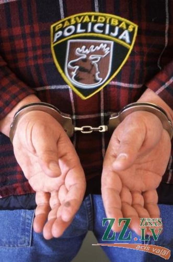 Likumsargs rokudzelžos - šoreiz steku vai dūres palaist bija sadomājis Pašvaldības policijas darbinieks.