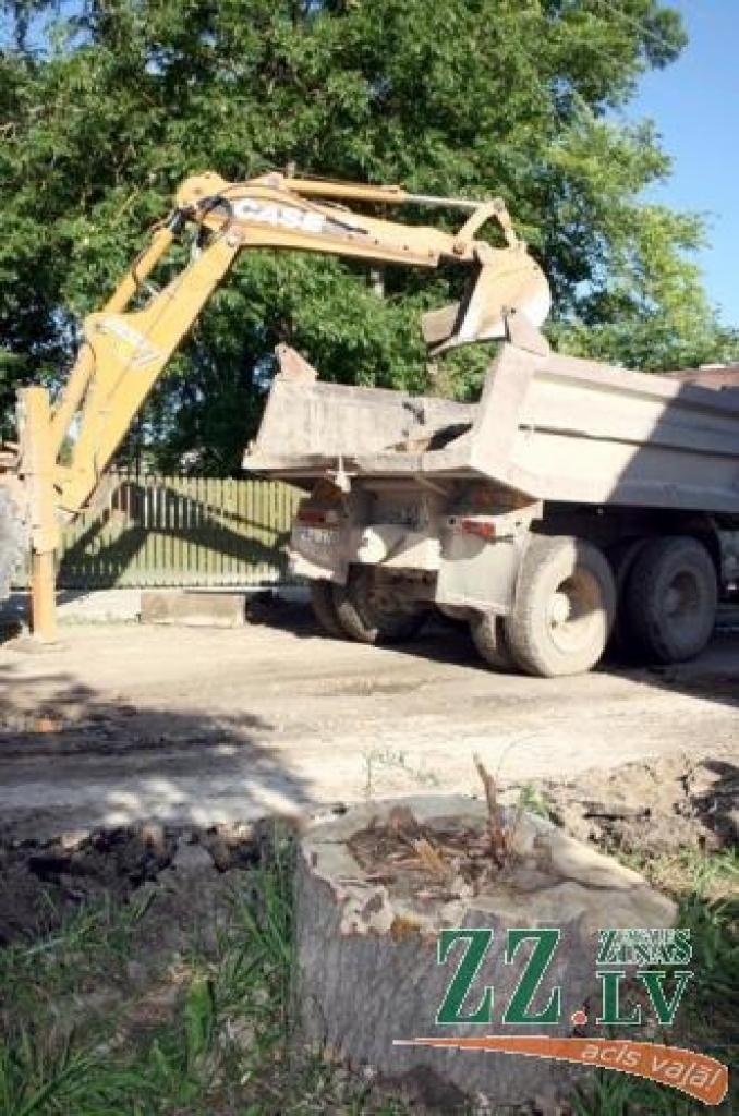 SIA ««CBS» Igate» strādnieki sākuši aktīvu darbu pie Tērvetes ielas remontdarbiem. Līdztekus braucamās daļas sakārtošanai taps jauni gājēju celiņi ar joslu riteņbraucējiem.