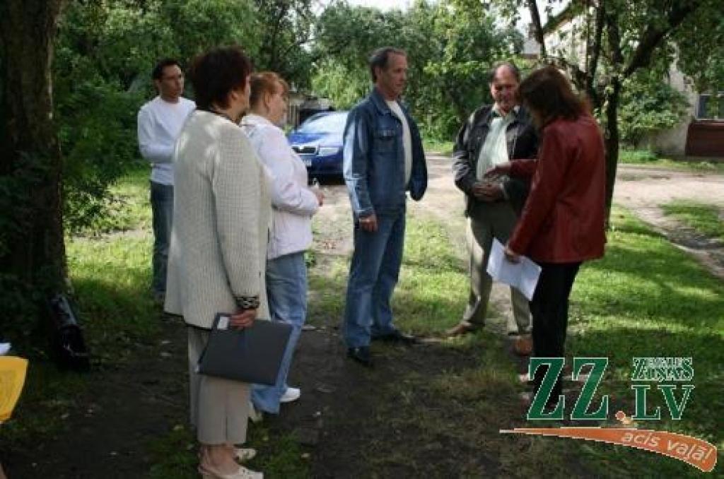 Tiekoties ar Pļavu ielas 10.mājas iedzīvotājiem, NĪP valdes loceklis Juris Vidžis nevarēja uzrādīt dokumentus, kas apliecinātu visus pēdējo desmit gadu laikā veiktos ieguldījumus.