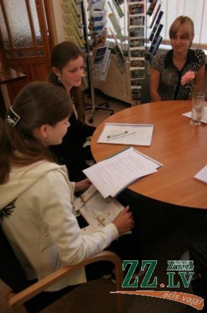 Rajona Padomes galvenā speciāliste Vita Kindereviča (no labās) brīvprātīgo palīdžu Anastasijas Gotovkas un Annas Naumovas pirmajā darba dienā. 