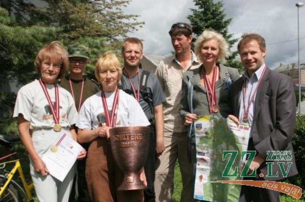 Grupa Eiropas rogaininga čempionāta dalībnieku. No kreisās – Velta Zjatkova, Māra Bolšteina, Ilona Suruda, Arne Lūsis, Juris Kļaviņš, Ingūna Čākure, Edgars Ruža.