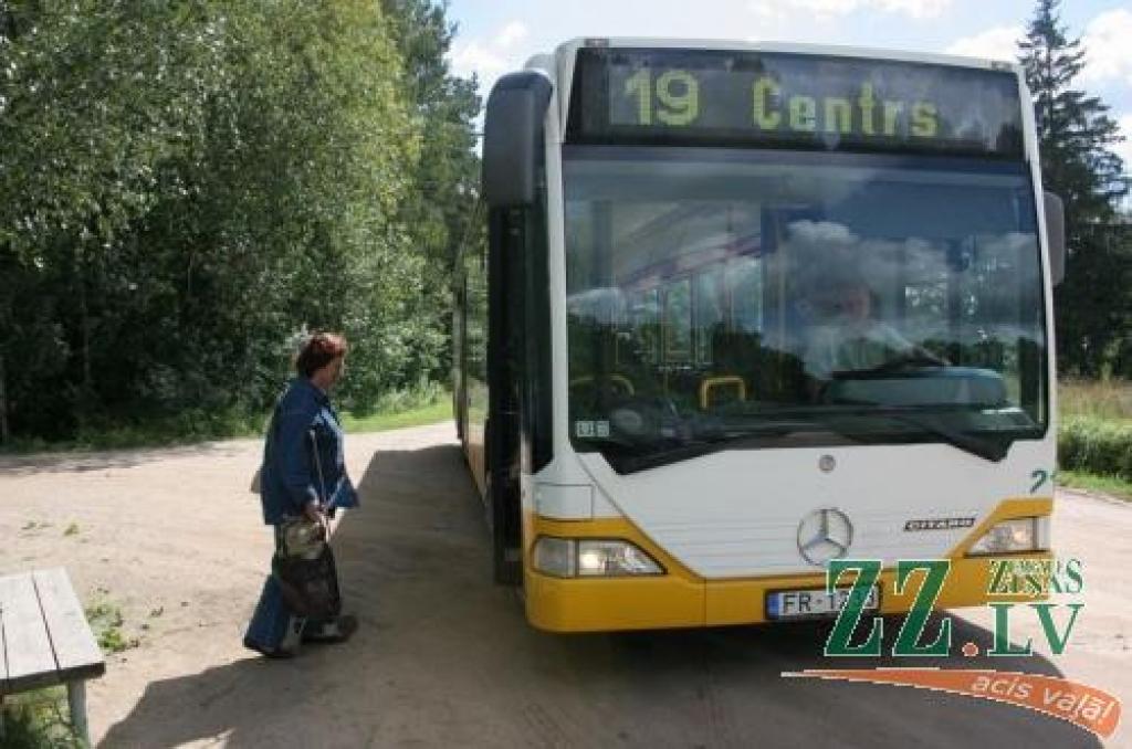 Augustā, lai tiktu pie divām brīvdienām, JAP šoferiem jānostrādā piecas darba dienas, kas parasti ilgst no pulksten pieciem rītā līdz pulksten 23. Daudzi pilsētas sabiedriskā transporta vadītāji par to ir sašutuši, bet uzņēmuma vadība apgalvo - šoferi netiek pārslogoti.