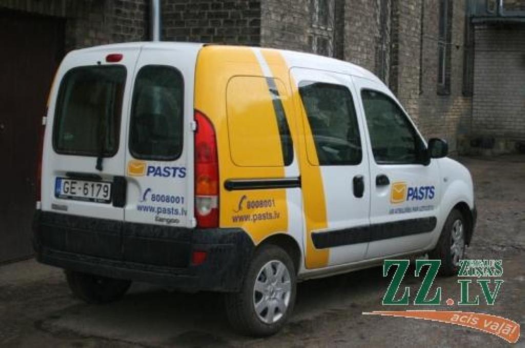 Motorizēto pasta pakalpojumu ieviešana pakāpeniski notiek, taču bieži vien izrādās, ka nav, kas ar jaunajiem auto brauc. Zemā atalgojuma līmeņa dēļ Latvijas Pasts pārdzīvo izteiktu kadru trūkumu.