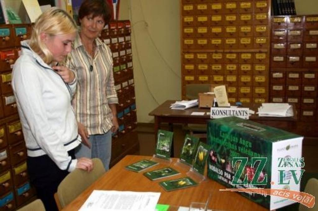 JZB telpās novietota Latvijas Augu vēstniecības vēlēšanu urna. Savu izvēli par labu meža tulpei izdarījusi bibliotēkas apmeklētāja Jana Mikjanska (no kreisās).