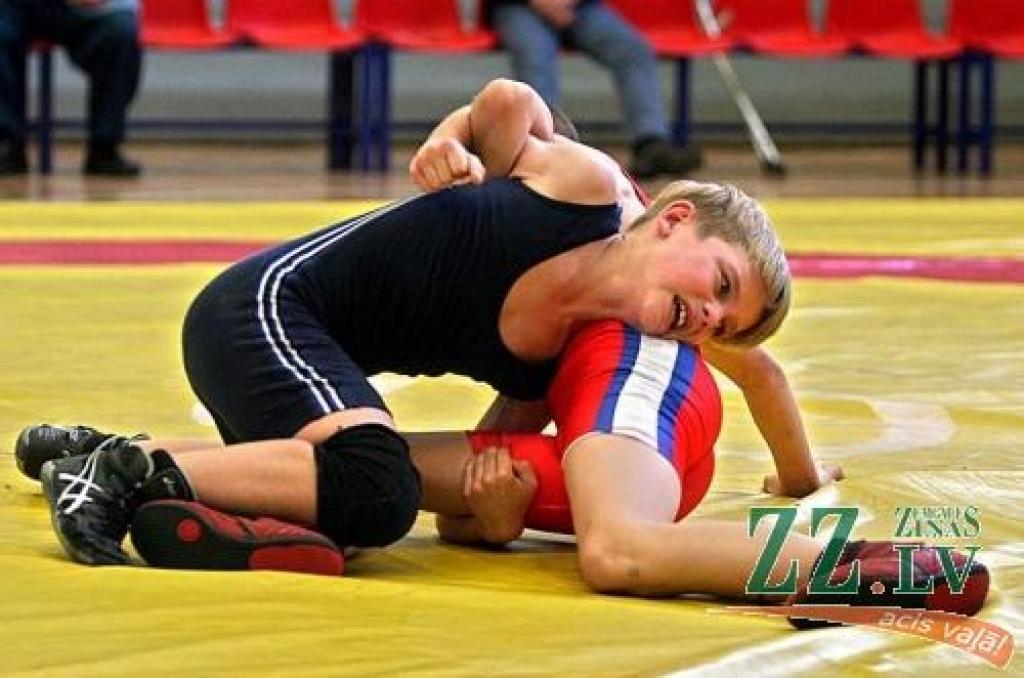 Sīvā un emocijām bagātajā sacīkstē par bronzas godalgu jelgavnieks Juris Egle (zilajā triko) izrādījās meistarīgāks par Lietuvas puisi Justinu Urbanaviču.
Autors: Agris Samcovs.