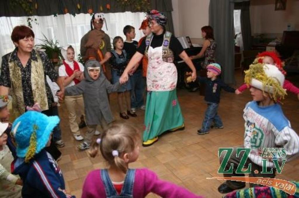 Pēc rotaļām un dejām mazie ķipari devās laukā, lai ķertos pie podu dauzīšanas, ražas vākšanas sacensībām un citām aktivitātēm.
Autors: Agris Samcovs.