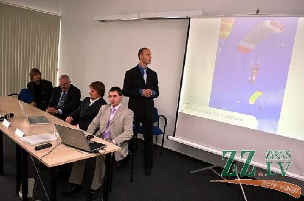 SIA «Gaisa sporta sertifikācijas centrs» pārstāvis Ingus Augstkalns iepazīstina klātesošos ar gaidāmā vēja tuneļa piedāvātajām iespējām.
Autors: Agris Samcovs.