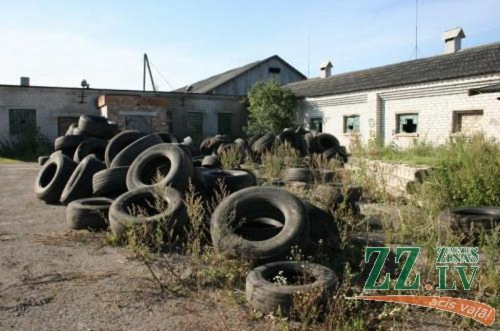 Šajā vietā SIA «E Daugava» iecerējusi būvēt ar naftas produktiem piesārņotās grunts attīrīšanas poligonu. Vietējie iedzīvotāji ar to nav mierā, jo tādējādi pastāv ekoloģiskas katastrofas draudi.
Autors: Inga Karlinska.