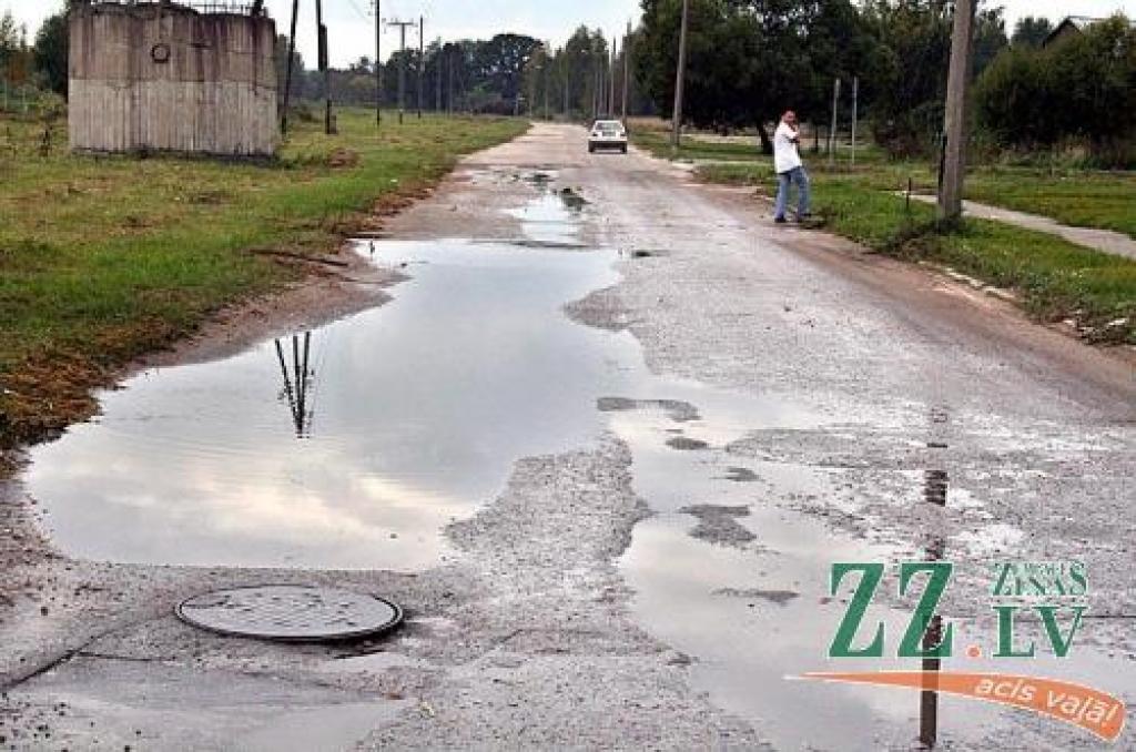 SIA «Jelgavas ūdens» Kārklu ielas satrauktos iedzīvotājus mierina – šonedēļ ūdens no akām izplūda nevis kādas ķibeles dēļ, bet gan tāpēc, lai pēc hidrantu skalošanas uzlabotu dzeramā ūdens kvalitāti.
Autors: Krišjānis Grantiņš.