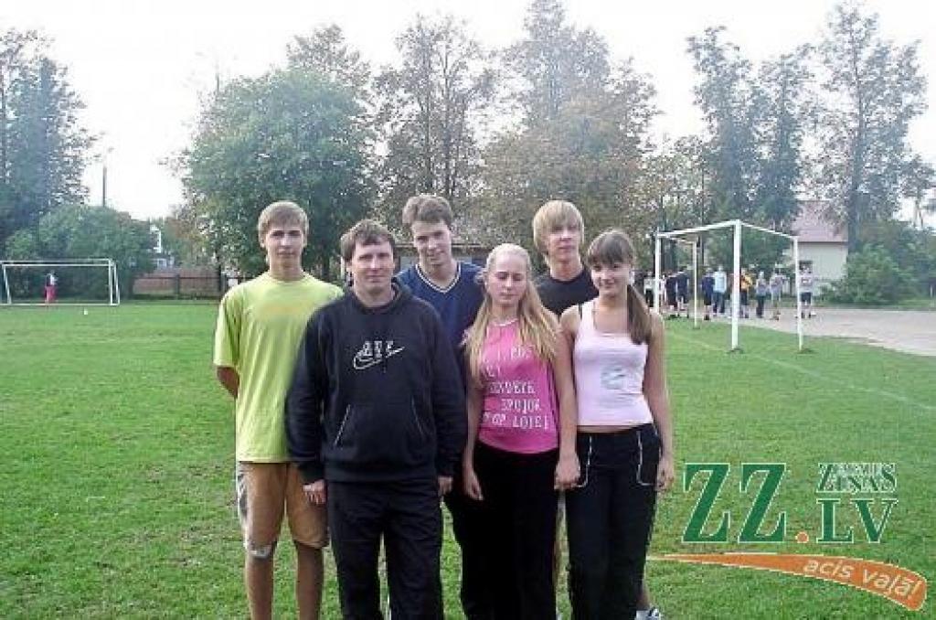 10. komercklases komanda: pirmajā rindā no labās – Jekaterina, Darina, skolotājs Jānis Rihards, otrajā – Kaspars, Vitālijs un Jānis.
Autors: No komandas arhīva.