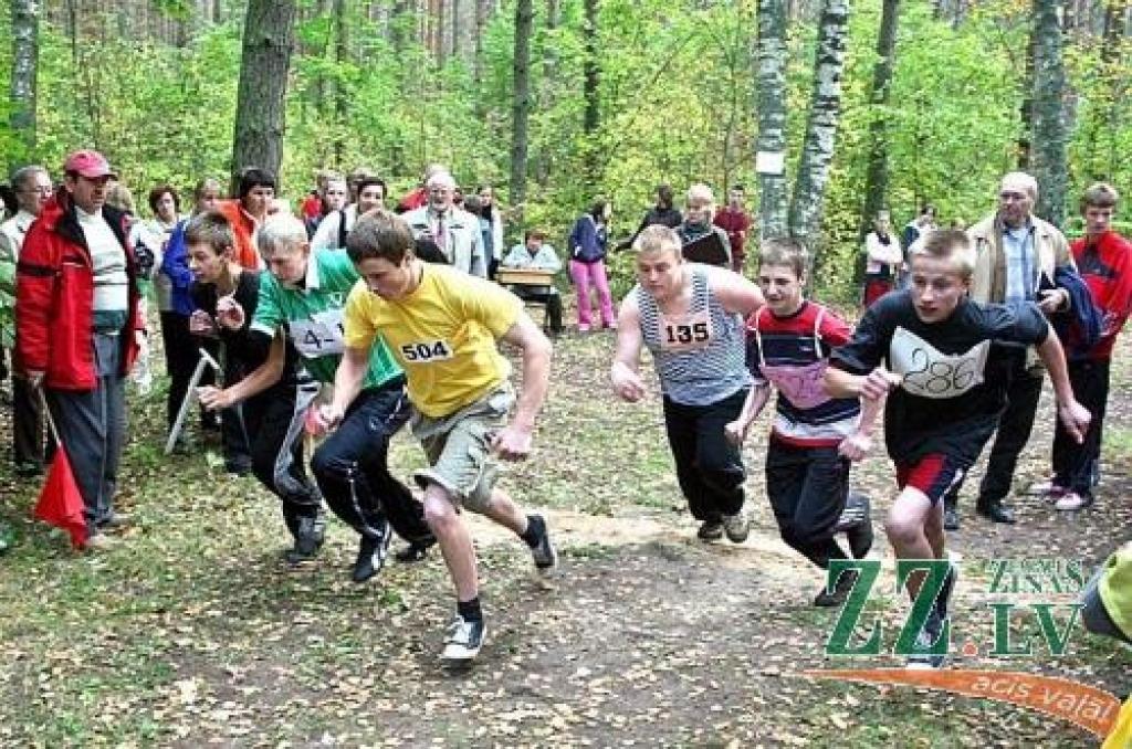 800 metru distancē otro vietu izcīnīja Lielplatones speciālās internātskolas 5.a klases skolnieks Raivis Mažulis (pirmais no labās).
Autors: Agris Samcovs.