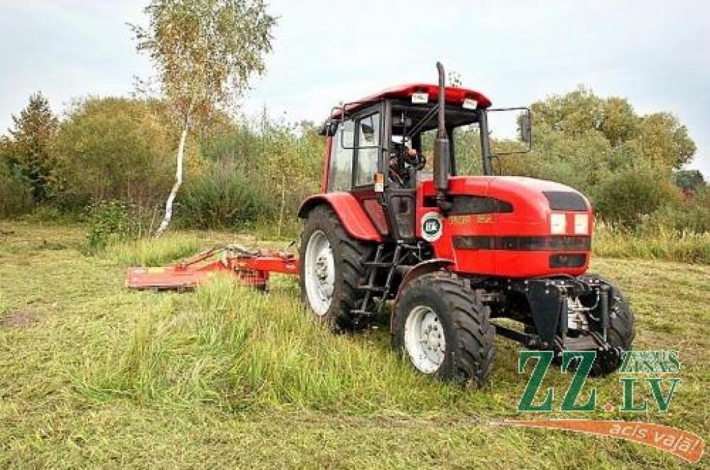 Patlaban SIA «Kulk» darbinieki pļauj zāli vienā no neapsaimniekotajām pašvaldībai piederošajām teritorijām Bāra un Būriņu ceļā, netālu no Svētes upes.
Autors: Agris Samcovs.