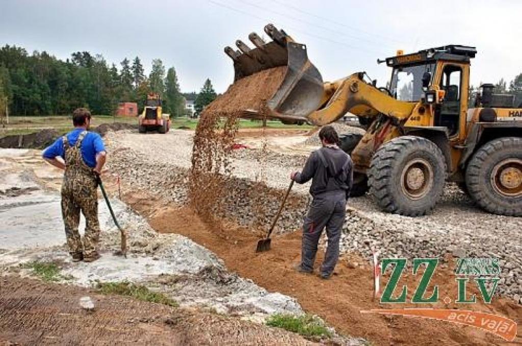 Pēc Jelgavas ielas posma rekonstrukcijas pretī Ozolnieku vidusskolai būs mazāka transporta satiksme, bet pilsētas autobusiem no rītiem būs ērtāk apgriezties.
Autors: Agris Samcovs.
