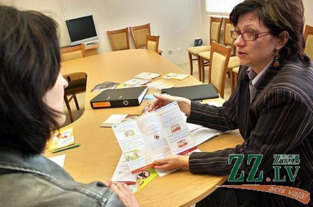 Trešdien Jelgavā darbu sāka valsts bērnu tiesību aizsardzības inspektore Judīte Sirsniņa. Viņa ikvienu interesentu konsultēs aktuālos jautājumos šajā jomā.
Autors: Agris Samcovs.