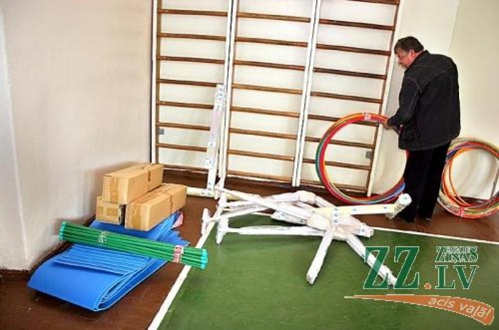 Jelgavas 3.pamatskolas direktors Juris Skrupskis atzīst, ka ļoti gaida vingrošanas solus un basketbola vairogus.
Autors: Agris Samcovs.