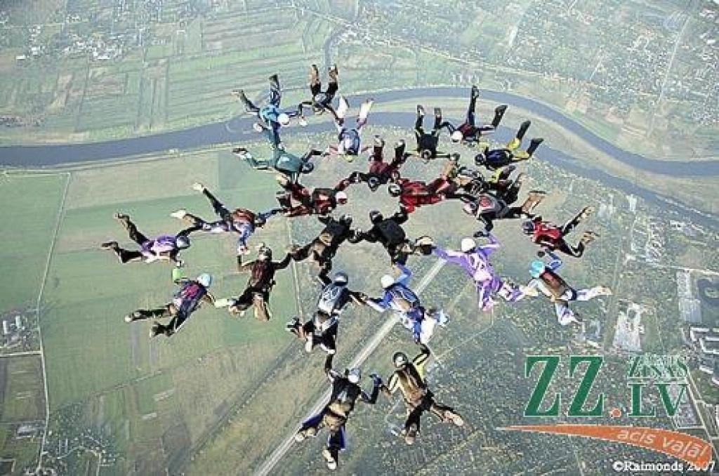 Jauns rekords uzstādīts - kopā saķērušies, Jelgavu no putna lidojuma aplūkojuši 25 izpletņlēcēji.
Autors: Raimonds Teikmanis.