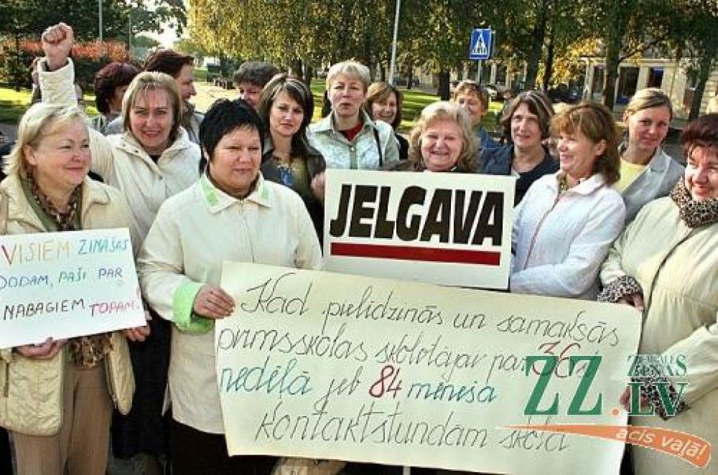 Apņēmības pilni un ar konkrētām prasībām bagāžā otrdien pedagogi devās uz piketu pie valdības ēkas.
Autors: Agris Samcovs.