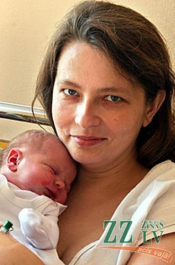 Ilva Zāģele ar jaundzimušo meitiņu. Viņas vārdu vecāki vēl domā.
Autors: Agris Samcovs.
