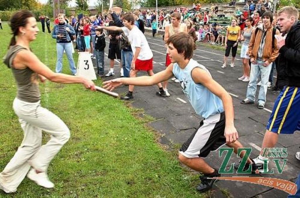 Kamēr rudens vēl lutina ar saulainu laiku, Zemgales Olimpiskais centrs Jelgavas skolniekiem deva iespēju izjust olimpisko garšu, noskaidrojot labākos stafešu skrējējus.
Autors: Agris Samcovs.