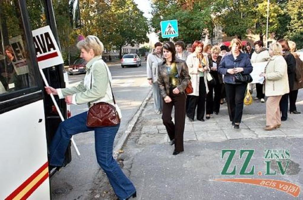 Uz Rīgu pieprasīt solīto! - ar šādu apņēmību ceļā devās Jelgavas pedagogi.
Autors: Agris Samcovs.