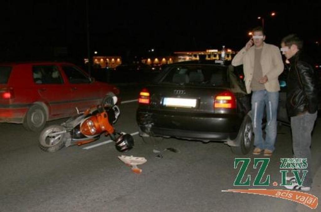 Pirmdienas vakara brauciens motorollera vadītājam beidzās ar automašīnas taranēšanu...
Autors: Inga Karlinska.
