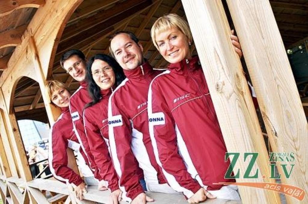 Latvijas izlasi Eiropas jaukto komandu čempionātā pārstāv (no labās) Maija Prozoroviča, Kārlis Smilga, Zanda Bikše, Jānis Klīve un Ieva Štauere.
Autors: No JKK arhīva.