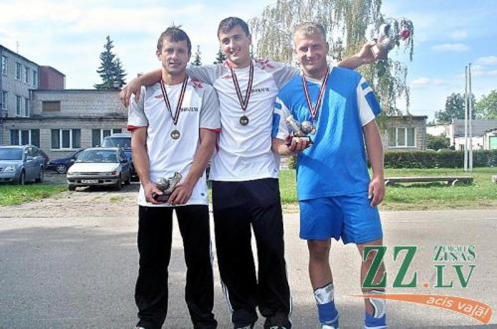 Turnīra rezultatīvākais spēlētāja tituls pienācās 52 vārtus guvušajam Rustamam Barsegjanam no «Ziedkalnes» (centrā), otrais ar 42 gūtajiem vārtiem M.Verzuns no «Satiksmes ielas» (pa labi), bet trešais ar 29 vārtu guvumu – «ziedkalnietis» S.Kļimovičs (pa kreisi).
Autors: Pēteris Pūliņš.