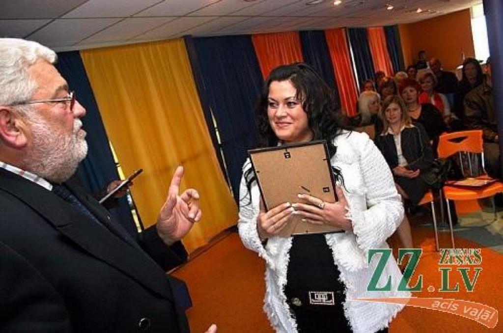 Atzinību saņem skaistumkopšanas salona «Manikīra nams» īpašniece Irina Gulbe.
Autors: Agris Samcovs.