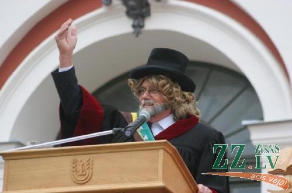 Vēl tikai nedēļa, un atkal Jelgavas pils pagalmā iebrauks Azemitologs.
Autors: No «Ziņu» arhīva.