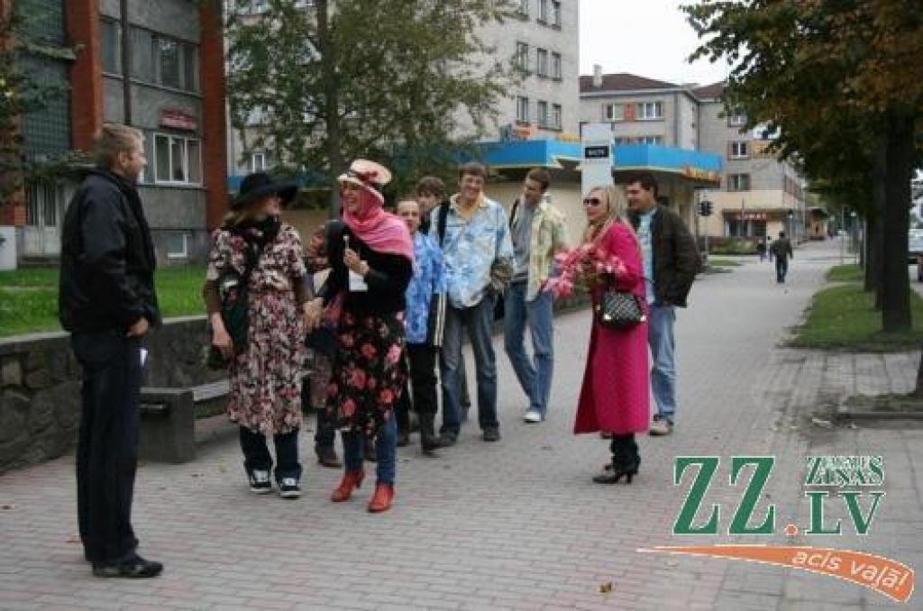 Avangardiskos apģērbos tērptie simpozija dalībnieki dienas vidū devās ceļā uz Jelgavas pilsētas slimnīcu.
Autors: Inga Karlinska.