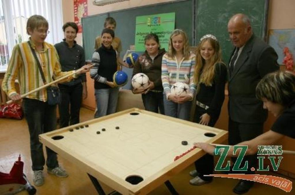 Jelgavas 1.sanatorijas internātpamatskolas skolēni kopā ar direktoru Henriju Kresu piektdienas pievakarē saņēma un uzreiz izmēģināja «ZZ čempionāta» ideju konkursā iegūto sporta inventāru.
Autors: Agris Samcovs.