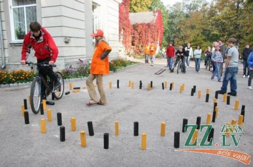 Grūtākais etaps trasē ir «aplis» - braukšana ar velosipēdu pa apli starp pārdesmit centimetru attālumā saliktiem stabiņiem.
Autors: Linda Lindenbauma.