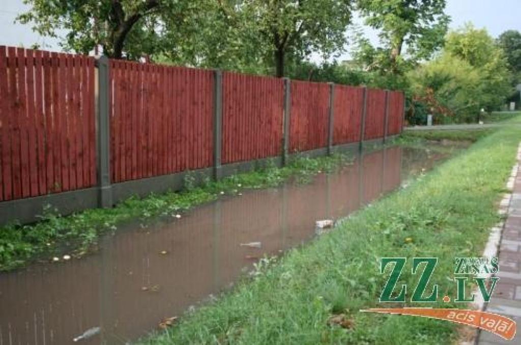 Pie Rīgas ielas pārplūdušajiem grāvjiem A.Baļčūns viennozīmīgi vaino iedzīvotājus – grāvjos samesti dažādi sadzīves atkritumi, kas sakrājās pie filtrācijas sietiem, tos aizdambējot.
Autors: Inga Karlinska.