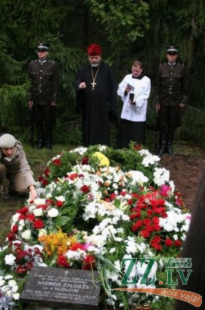 Pagājis gandrīz 90 gadu, kopš kaujās krituši pieci ar lielu godu pārapbedītie latviešu karavīri. Identificēt gan izdevies tikai vienu no brīvības cīnītājiem.
Autors: Agris Samcovs.