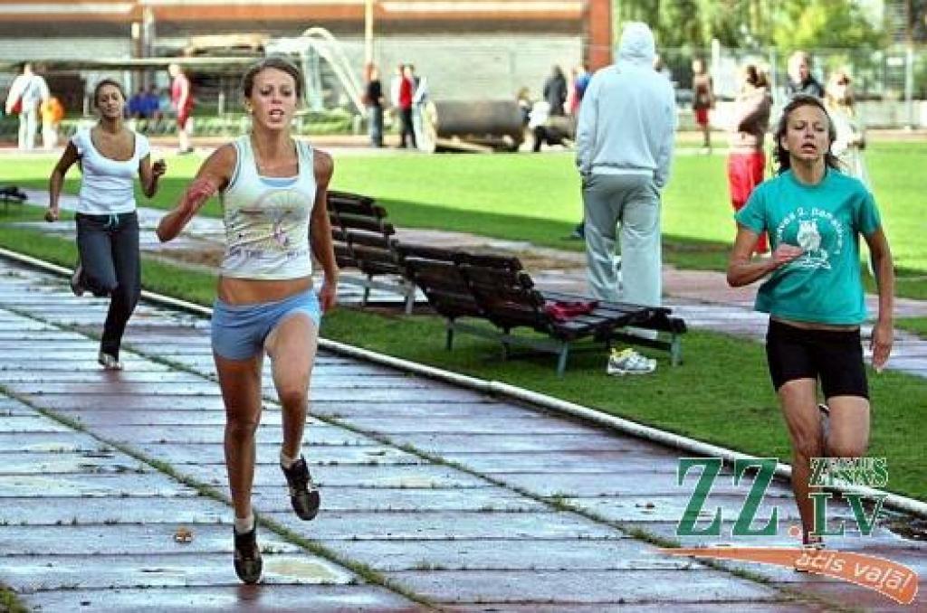 1.ģimnāzijas audzēkne Veronika Dovguško (centrā) kļuva par vieglatlētikas karaliskās disciplīnas – sprinta – uzvarētāju. Vēl vienu zelta medaļu sportiste izcīnīja tāllēkšanā. 
Autors: Agris Samcovs.