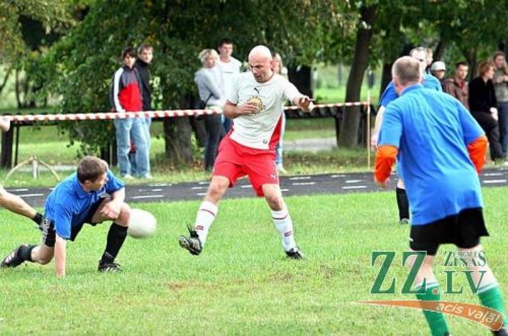 Cīņā par bumbu dodas «Prāta vētras» ģitārists Jānis Jubalts.
Autors: Agris Samcovs.