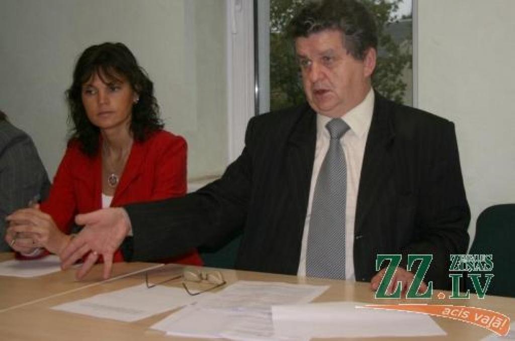 A.Baļčūns atzīst, ka tehniskajās zināšanās nav pietiekami spēcīgs. Konkursa specifikācijas esot sastādītas, ņemot vērā internetā atrasto transporta līdzekļu aprīkojumu, kas «raksturīgs vidusmēra automašīnai». Lieki teikt, ka šādu formulējumu sīkāk paskaidrot viņš nespēj.
Autors: Inga Karlinska.