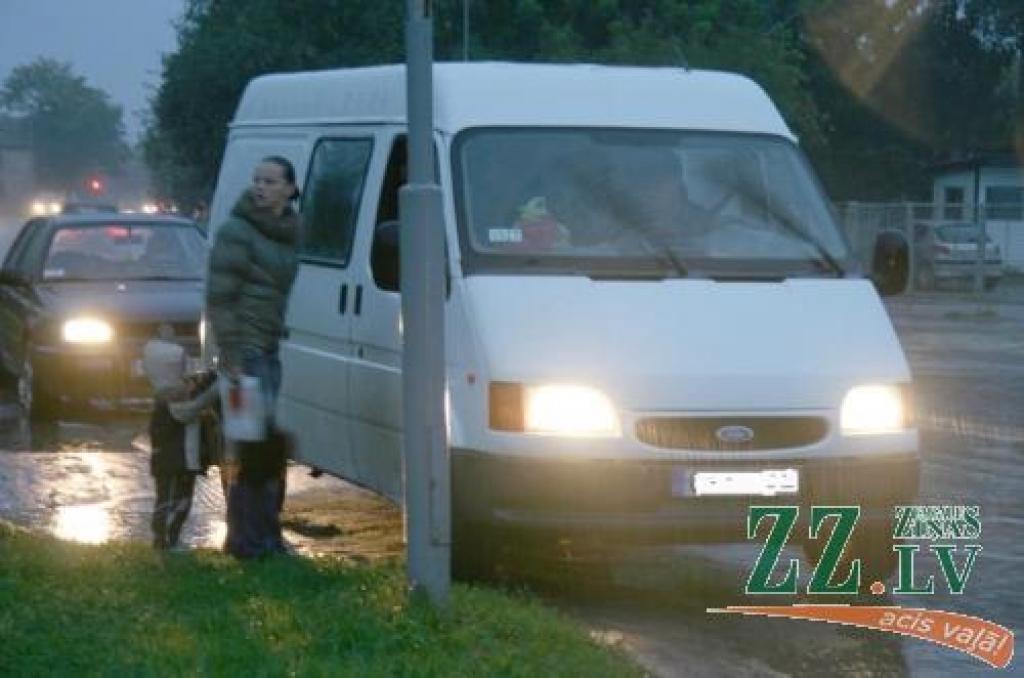 Desmit latu sodu trešdienas rītā izpelnījās autovadītājs, kurš sievu ar bērnu bija nolēmis aizvest pa ceļam uz darbu ar uzņēmuma mikroautobusu. Mazuļa sēdeklītis bija palicis viņa personīgajā automašīnā.
Autors: Inga Karlinska.