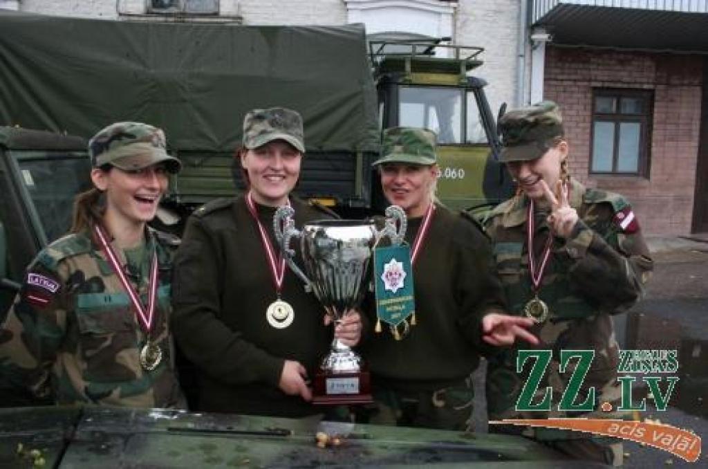 Zane Vīgante (no kreisās) ir LLU Ekonomikas fakultātes studente no Pāvilostas, Agrita Kornejanova - konsultante Eiropas Struktūrfondu apguvē no Saldus, Ilona Suruda – bērnudārza audzinātāja tepat Jelgavā un Evita Mārtiņa – LLU Informācijas tehnoloģiju fakultātes studente no Skrīveriem. Visas kopā viņas veido zemessardžu patruļu, kas uzvarēja starptautiskajās sacensībās «Zemessardzes patruļa 2007».
Autors: Agris Samcovs.