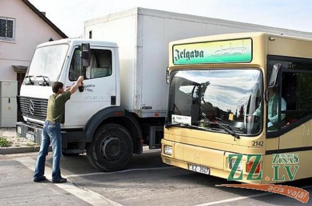 Nopietnus bojājumus dēļ šaurās brauktuves transporta līdzekļi negūst, taču notiekošie sagādā nepatīkamus mirkļus to vadītājiem. Atbildīgie dienesti gan neko mainīt negrasās – viss atbilstot standartiem.
Autors: Agris Samcovs.