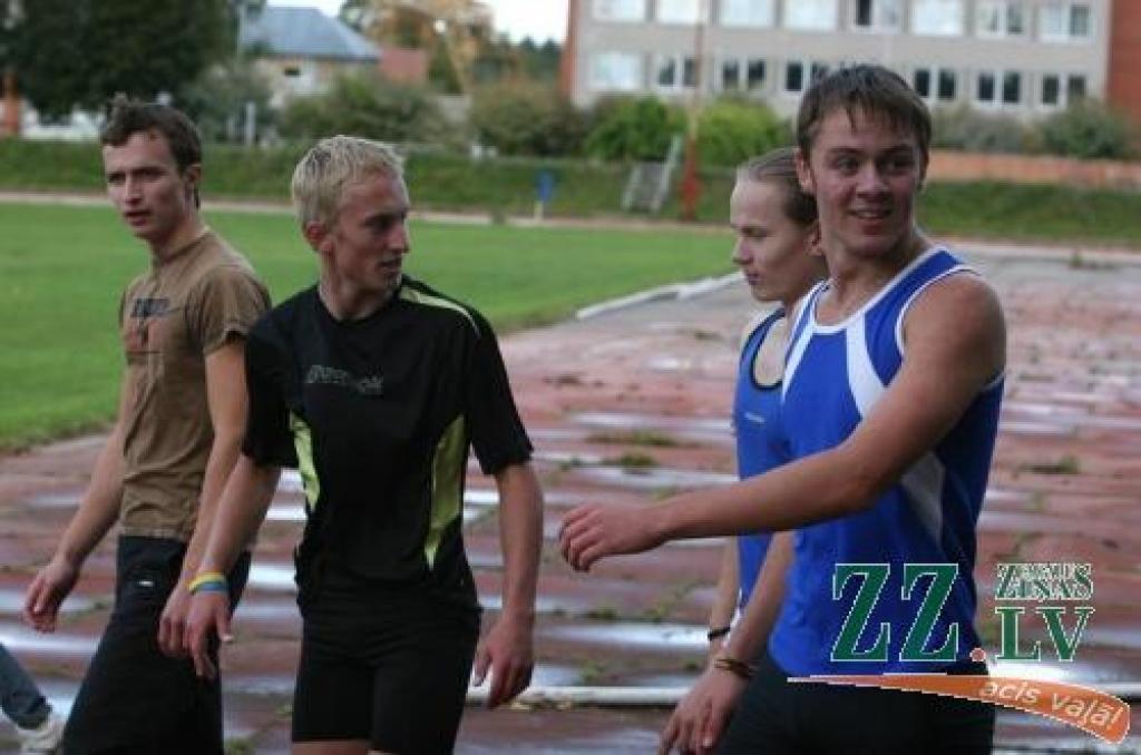 Jelgavas labākās 4x100 metru stafetes komandas biedri Aleksandrs Sļotovs (no kreisās), Artūrs Koškins un Jurijs Kostromins savas ātruma īpašības salīdzināja sprintā. Veiklākais izrādījās Aleksandrs.
Autors: Agris Samcovs.