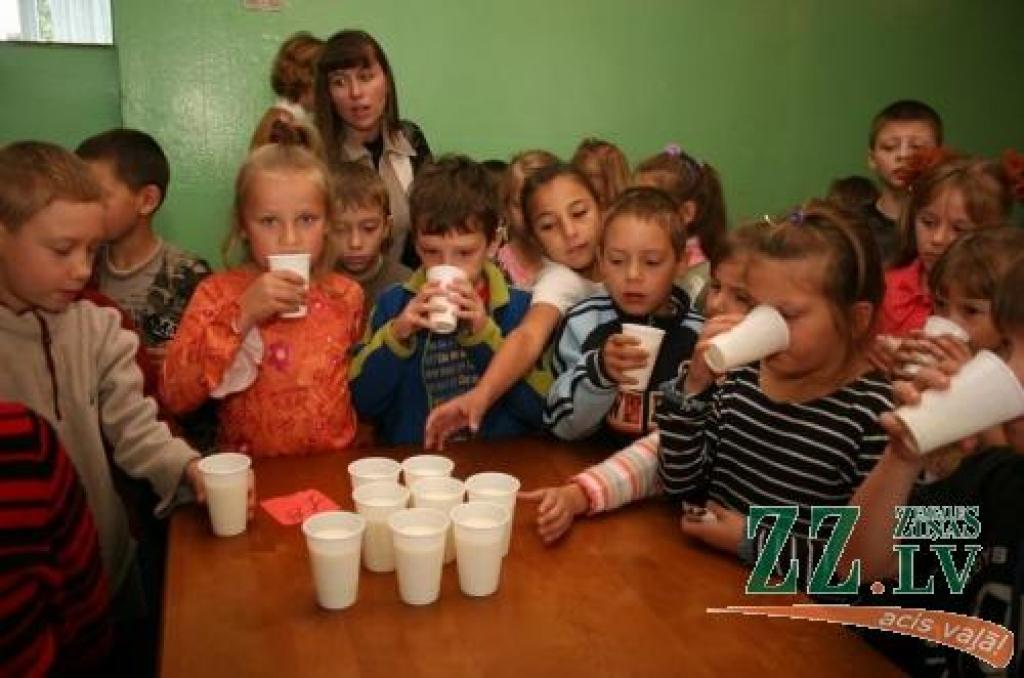 Eiropas Savienības atbalstīto programmu «Skolas piens» realizē arī vairākas Jelgavas izglītības iestādes. 2.pamatskolas jaunāko klašu audzēkņiem kalcija bagātais dzēriens patiesi garšo – pirmklasnieku glāzes pēc tam bija tukšas!
Autors: Agris Samcovs.