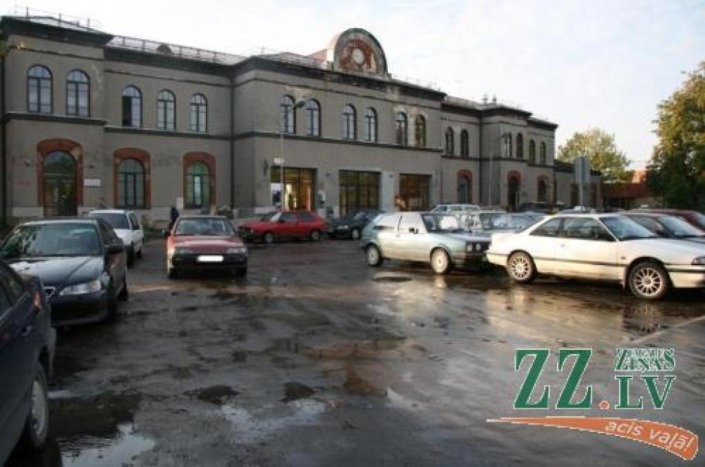 Lielāko dienas daļu laukums pie Jelgavas dzelzceļa stacijas atgādina nekārtīgu autoplaci...
Autors: Inga Karlinska.