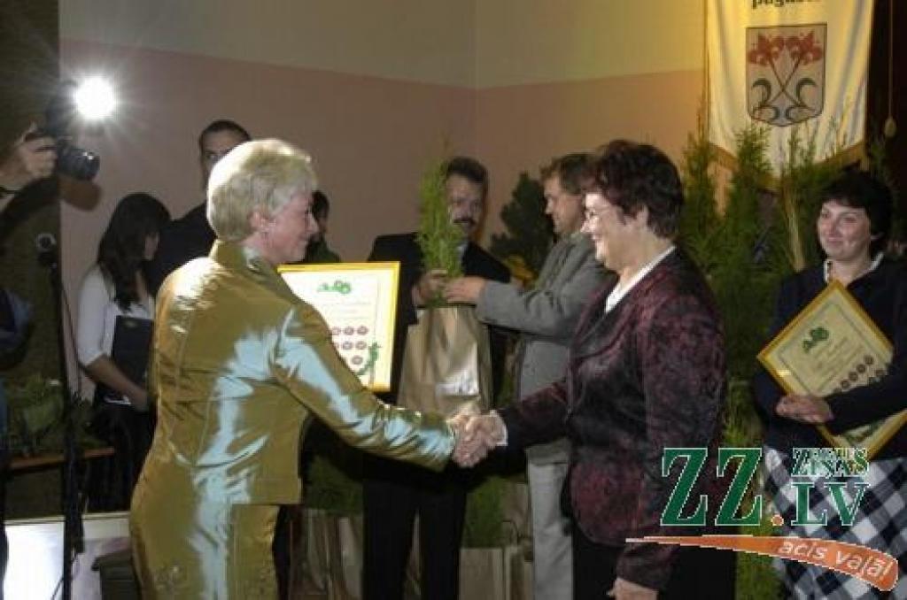 Ivars Bogdanovs, «Bauskas Dzīve».
Autors: Glūdas pagasta padomes priekšsēdētāja Lauma Kalvāne (no labās) saņem apbalvojumu no Zemgales vērtēša