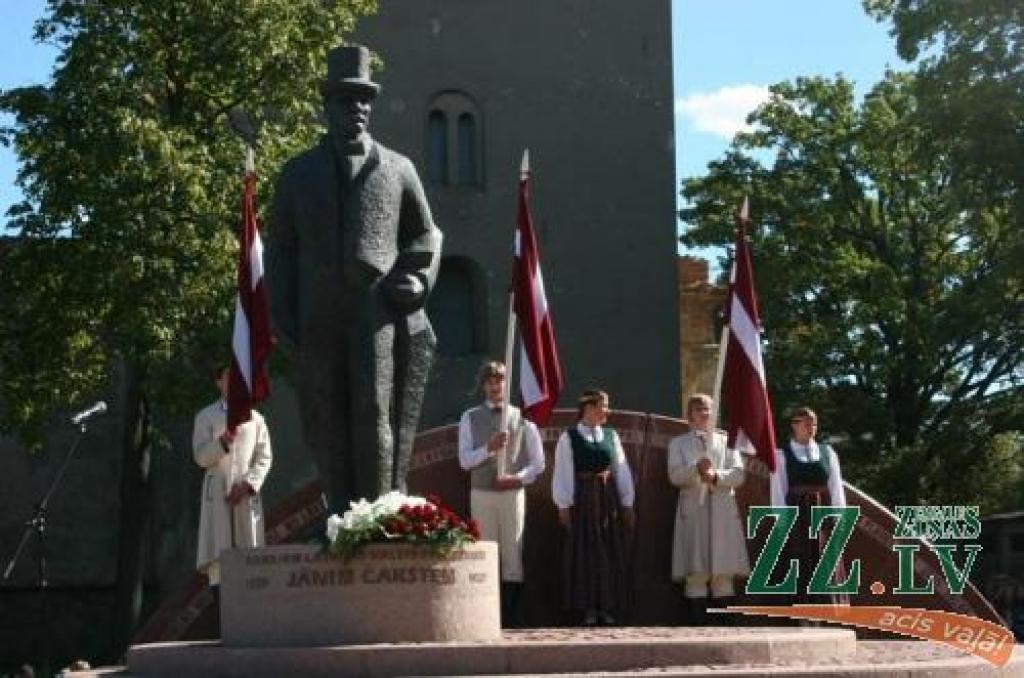Laikam ejot, pirmais Latvijas prezidents kļuvis par patriotisma simbolu.
Autors: Agris Samcovs.