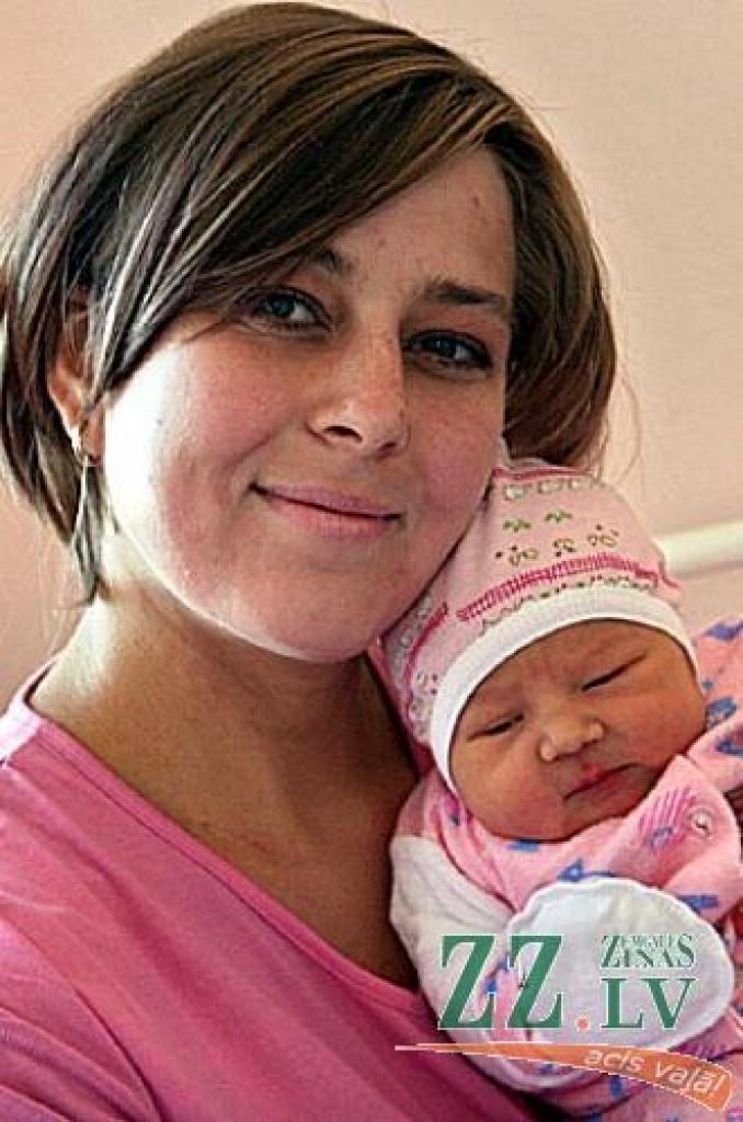 Tatjana Žuka ar jaundzimušo meitiņu, kurai vārds vēl tiek domāts.
Autors: Agris Samcovs.