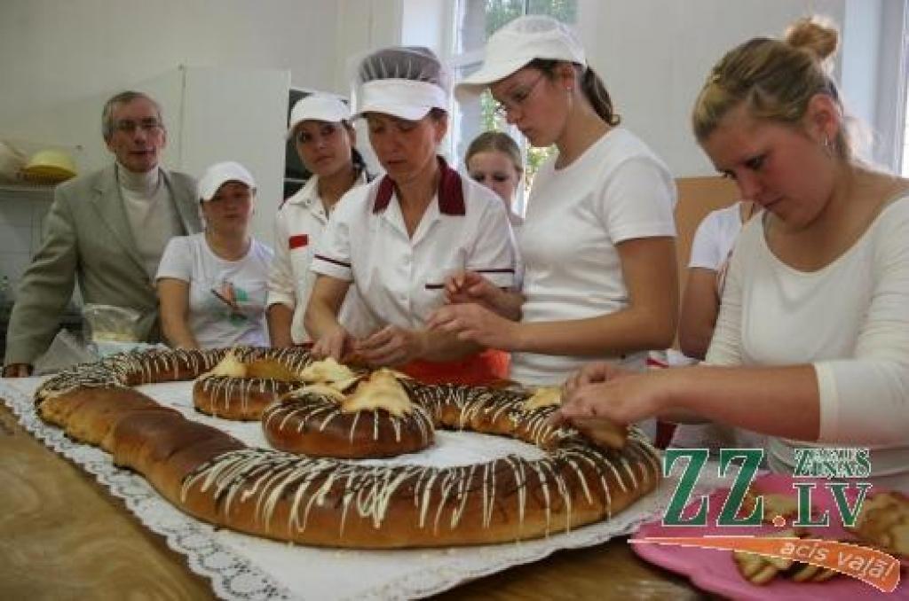 Jelgavas Latviešu biedrības priekšsēdētājs Paulis Rēvelis ieradies saņemt J.Čakstes jubilejai veltīto svētku kliņģeri, ko Amatu skolas topošās konditores skolotājas Olgas Smirnovas (centrā) vadībā ceturtdien sāka gatavot jau pulksten 7 no rīta.
Autors: Agris Samcovs.